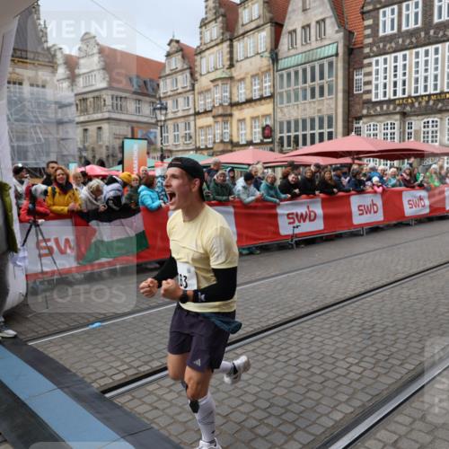 05.10.2025 - 20. swb-Marathon Bremen Yannick Fuchs http://msf.ph/oto/9280250 05.10.2025 12:50:42 Ziel 363, 664, 2033, 2267 meine-sportfotos.de