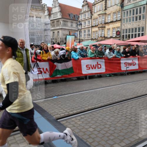 05.10.2025 - 20. swb-Marathon Bremen Yannick Fuchs http://msf.ph/oto/9280254 05.10.2025 12:50:42 Ziel 363, 664, 2033, 2267 meine-sportfotos.de