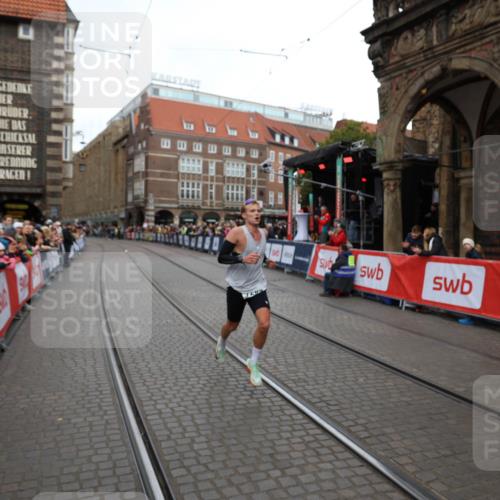 05.10.2025 - 20. swb-Marathon Bremen Yannick Fuchs http://msf.ph/oto/9280259 05.10.2025 12:52:48 Ziel 7266 meine-sportfotos.de
