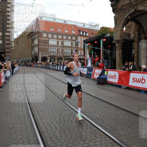 05.10.2025 - 20. swb-Marathon Bremen Yannick Fuchs http://msf.ph/oto/9280265 05.10.2025 12:52:48 Ziel 7266 meine-sportfotos.de
