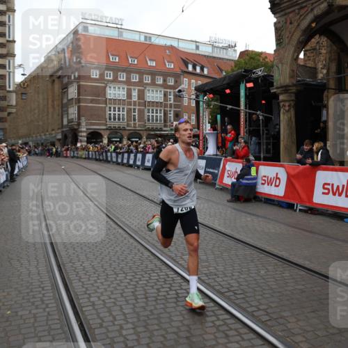 05.10.2025 - 20. swb-Marathon Bremen Yannick Fuchs http://msf.ph/oto/9280275 05.10.2025 12:52:48 Ziel 7266 meine-sportfotos.de