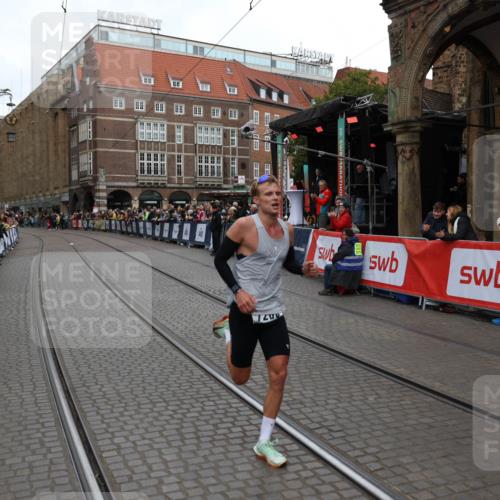 05.10.2025 - 20. swb-Marathon Bremen Yannick Fuchs http://msf.ph/oto/9280287 05.10.2025 12:52:48 Ziel 7266 meine-sportfotos.de