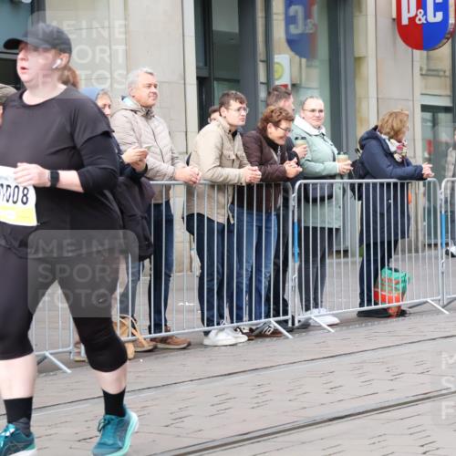 05.10.2025 - 20. swb-Marathon Bremen Strokosch-Dieckow http://msf.ph/oto/9280380 05.10.2025 11:16:54 Ziel 10759, 10874, 11008, 10759, 10874, 11008 meine-sportfotos.de