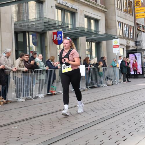 05.10.2025 - 20. swb-Marathon Bremen Strokosch-Dieckow http://msf.ph/oto/9280388 05.10.2025 11:17:06 Ziel 9805, 11008, 9805, 11008 meine-sportfotos.de