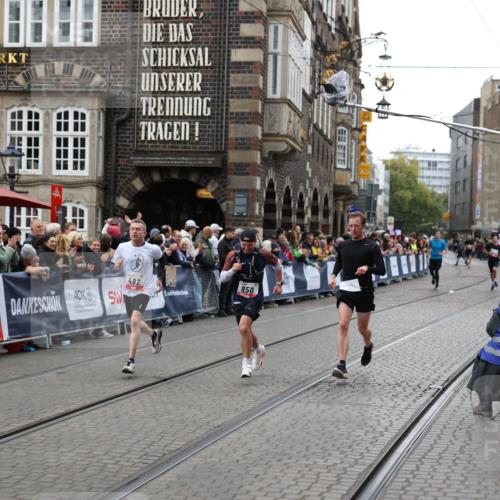 05.10.2025 - 20. swb-Marathon Bremen Yannick Fuchs http://msf.ph/oto/9280393 05.10.2025 12:53:57 Ziel 121, 482, 850 meine-sportfotos.de
