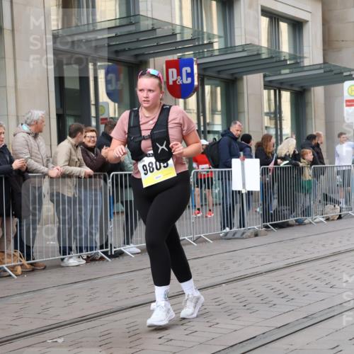 05.10.2025 - 20. swb-Marathon Bremen Strokosch-Dieckow http://msf.ph/oto/9280398 05.10.2025 11:17:06 Ziel 9805, 11008, 9805, 11008 meine-sportfotos.de