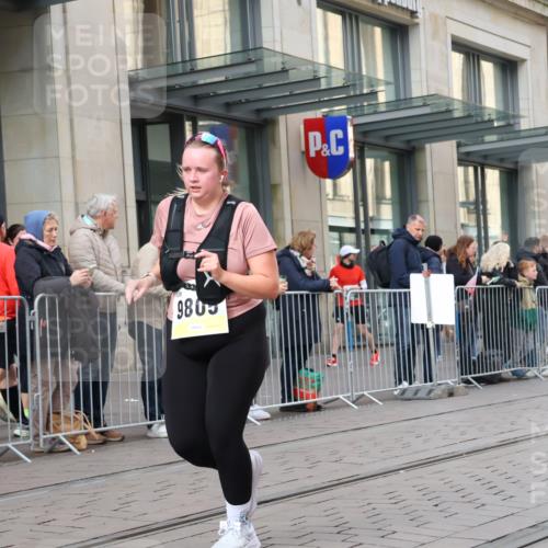 05.10.2025 - 20. swb-Marathon Bremen Strokosch-Dieckow http://msf.ph/oto/9280407 05.10.2025 11:17:06 Ziel 9805, 11008, 9805, 11008 meine-sportfotos.de