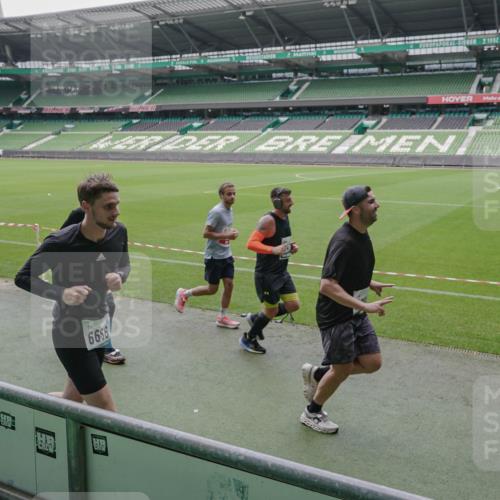 05.10.2025 - 20. swb-Marathon Bremen Michael Burmester http://msf.ph/oto/9280410 05.10.2025 13:03:02 Laufen im Stadion 97, 227, 293, 375, 396, 518, 527, 616, 721, 729, 764, 828, 921, 1121, 1178, 1405, 1425, 1469, 1568, 1670, 1704, 1705, 1733, 1836, 1944, 2357, 2393, 2407, 2597, 2696, 2772, 2774, 2791, 2960, 2984, 3019, 3147, 3424, 3917, 4026, 4129, 4321, 4322, 4464, 4481, 4714, 4769, 4817, 4885, 5431, 5527, 5755, 5763, 5867, 5884, 6215, 6325, 6417, 6481, 6666, 7217, 7315, 7316, 7407, 7433, 7540, 7653, 7659, 8375, 8526, 8957, 843, 921, 1744, 1856, 1899, 1924, 2143, 2272, 2306, 2774, 3217, 4847 meine-sportfotos.de