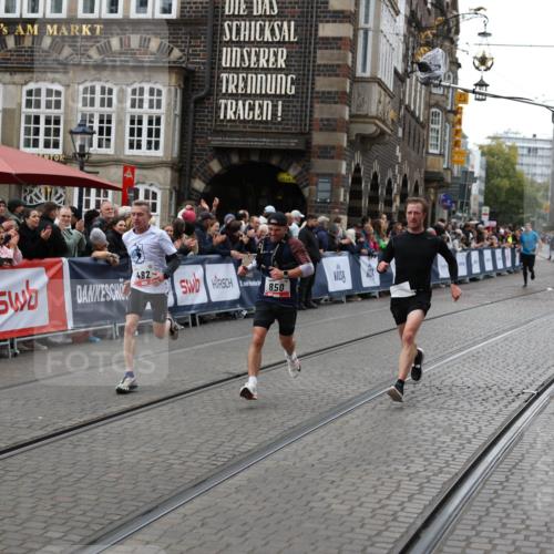 05.10.2025 - 20. swb-Marathon Bremen Yannick Fuchs http://msf.ph/oto/9280411 05.10.2025 12:53:58 Ziel 121, 482, 850 meine-sportfotos.de
