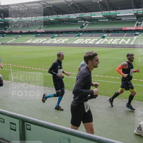 05.10.2025 - 20. swb-Marathon Bremen Michael Burmester http://msf.ph/oto/9280419 05.10.2025 13:03:02 Laufen im Stadion 97, 227, 293, 375, 396, 518, 527, 616, 721, 729, 764, 828, 921, 1121, 1178, 1405, 1425, 1469, 1568, 1670, 1704, 1705, 1733, 1836, 1944, 2357, 2393, 2407, 2597, 2696, 2772, 2774, 2791, 2960, 2984, 3019, 3147, 3424, 3917, 4026, 4129, 4321, 4322, 4464, 4481, 4714, 4769, 4817, 4885, 5431, 5527, 5755, 5763, 5867, 5884, 6215, 6325, 6417, 6481, 6666, 7217, 7315, 7316, 7407, 7433, 7540, 7653, 7659, 8375, 8526, 8957, 843, 921, 1744, 1856, 1899, 1924, 2143, 2272, 2306, 2774, 3217, 4847 meine-sportfotos.de