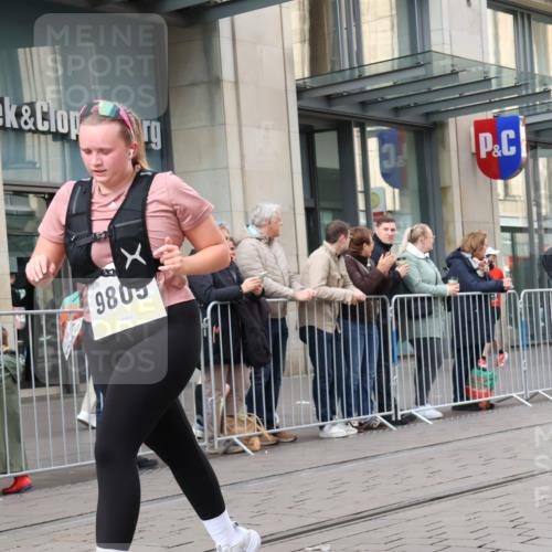 05.10.2025 - 20. swb-Marathon Bremen Strokosch-Dieckow http://msf.ph/oto/9280435 05.10.2025 11:17:07 Ziel 9805, 11008, 9805, 11008 meine-sportfotos.de