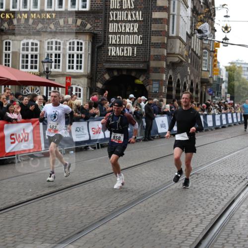 05.10.2025 - 20. swb-Marathon Bremen Yannick Fuchs http://msf.ph/oto/9280439 05.10.2025 12:53:58 Ziel 121, 482, 850 meine-sportfotos.de