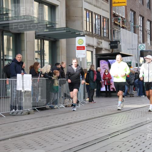 05.10.2025 - 20. swb-Marathon Bremen Strokosch-Dieckow http://msf.ph/oto/9280447 05.10.2025 11:17:11 Ziel 9805, 9869, 10312, 10465, 11008, 9805, 9869, 10312, 10465, 11008 meine-sportfotos.de