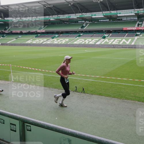 05.10.2025 - 20. swb-Marathon Bremen Michael Burmester http://msf.ph/oto/9280457 05.10.2025 13:03:06 Laufen im Stadion 97, 227, 293, 375, 396, 518, 527, 616, 721, 725, 729, 764, 828, 1121, 1178, 1405, 1425, 1469, 1507, 1568, 1670, 1704, 1705, 1733, 1836, 1944, 2357, 2393, 2407, 2597, 2696, 2772, 2791, 2960, 2984, 3019, 3147, 3313, 3424, 3917, 4026, 4321, 4322, 4464, 4714, 4769, 4817, 4885, 5431, 5527, 5755, 5763, 5867, 5884, 6138, 6215, 6325, 6417, 6481, 6666, 7217, 7315, 7316, 7407, 7433, 7540, 7607, 7653, 7659, 8375, 8526, 8957, 843, 921, 1744, 1924, 2272, 2774, 3217, 4129, 4847 meine-sportfotos.de