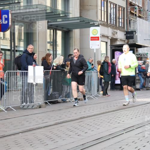 05.10.2025 - 20. swb-Marathon Bremen Strokosch-Dieckow http://msf.ph/oto/9280459 05.10.2025 11:17:11 Ziel 9805, 9869, 10312, 10465, 11008, 9805, 9869, 10312, 10465, 11008 meine-sportfotos.de