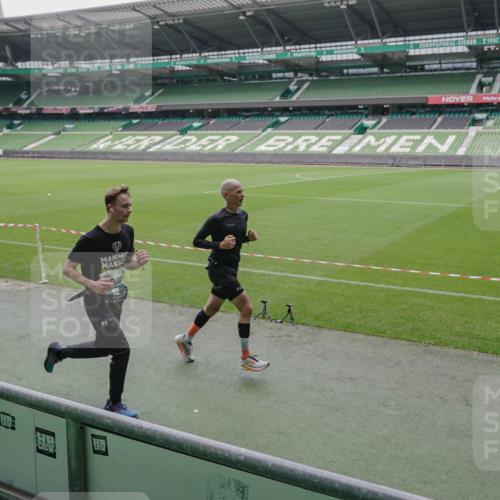 05.10.2025 - 20. swb-Marathon Bremen Michael Burmester http://msf.ph/oto/9280464 05.10.2025 13:03:07 Laufen im Stadion 97, 227, 293, 375, 396, 518, 527, 616, 721, 725, 729, 764, 828, 1121, 1178, 1405, 1425, 1469, 1507, 1568, 1670, 1704, 1705, 1733, 1836, 1944, 2357, 2393, 2407, 2597, 2696, 2772, 2791, 2960, 2984, 3019, 3147, 3313, 3424, 3917, 4026, 4321, 4322, 4464, 4714, 4769, 4817, 4885, 5431, 5527, 5755, 5763, 5867, 5884, 6138, 6215, 6325, 6417, 6481, 6666, 7217, 7315, 7316, 7407, 7433, 7540, 7607, 7653, 7659, 8375, 8526, 8957, 843, 921, 1744, 1924, 2272, 2774, 3217, 4129, 4847 meine-sportfotos.de