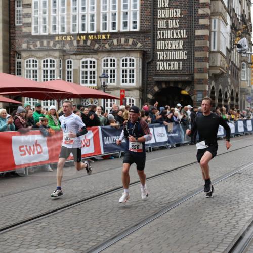 05.10.2025 - 20. swb-Marathon Bremen Yannick Fuchs http://msf.ph/oto/9280469 05.10.2025 12:53:58 Ziel 121, 482, 850 meine-sportfotos.de