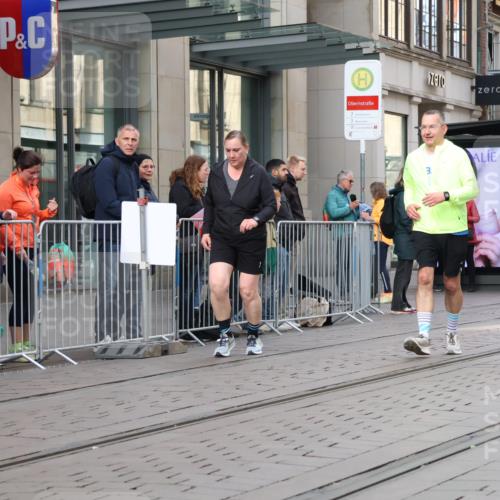 05.10.2025 - 20. swb-Marathon Bremen Strokosch-Dieckow http://msf.ph/oto/9280471 05.10.2025 11:17:12 Ziel 9805, 9869, 10312, 10465, 11008, 9805, 9869, 10312, 10465, 11008 meine-sportfotos.de