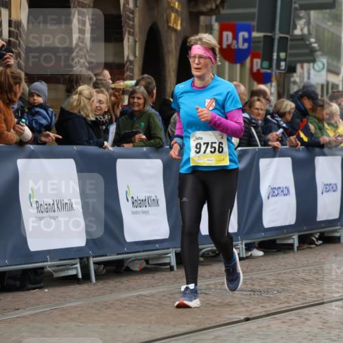 05.10.2025 - 20. swb-Marathon Bremen Strokosch-Dieckow http://msf.ph/oto/9280473 05.10.2025 11:14:23 Ziel 9756, 9818, 9819, 10201, 10292, 10832, 11072 meine-sportfotos.de
