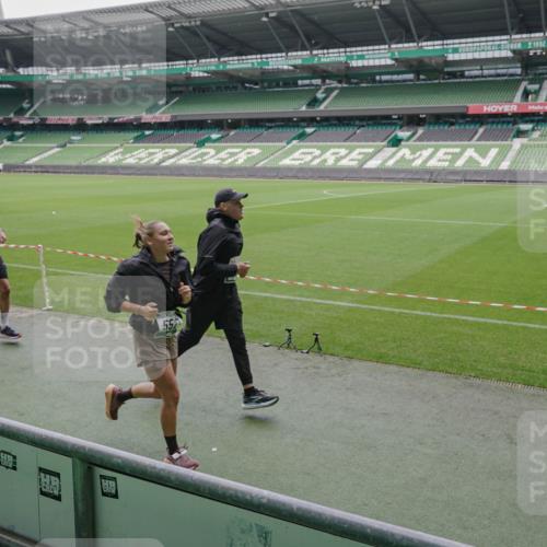 05.10.2025 - 20. swb-Marathon Bremen Michael Burmester http://msf.ph/oto/9280474 05.10.2025 13:03:10 Laufen im Stadion 97, 227, 293, 375, 396, 518, 527, 616, 721, 725, 764, 828, 1121, 1178, 1405, 1425, 1469, 1507, 1568, 1670, 1704, 1705, 1733, 1836, 1944, 2357, 2393, 2407, 2597, 2696, 2772, 2791, 2960, 2984, 3019, 3147, 3313, 3424, 3917, 4026, 4321, 4322, 4714, 4767, 4769, 4885, 5410, 5431, 5527, 5755, 5763, 5867, 5884, 6138, 6215, 6325, 6417, 6481, 6666, 7217, 7315, 7316, 7407, 7433, 7540, 7607, 7653, 7659, 8375, 8526, 8957, 97, 729, 843, 921, 2272, 2774, 3217, 4129, 4847 meine-sportfotos.de