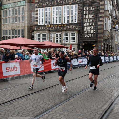 05.10.2025 - 20. swb-Marathon Bremen Yannick Fuchs http://msf.ph/oto/9280478 05.10.2025 12:53:59 Ziel 121, 482, 850 meine-sportfotos.de