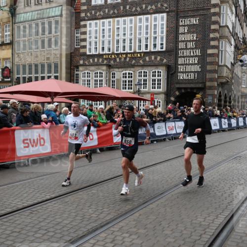 05.10.2025 - 20. swb-Marathon Bremen Yannick Fuchs http://msf.ph/oto/9280486 05.10.2025 12:53:59 Ziel 121, 482, 850 meine-sportfotos.de