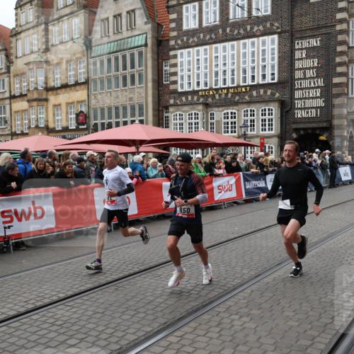 05.10.2025 - 20. swb-Marathon Bremen Yannick Fuchs http://msf.ph/oto/9280492 05.10.2025 12:53:59 Ziel 121, 482, 850 meine-sportfotos.de