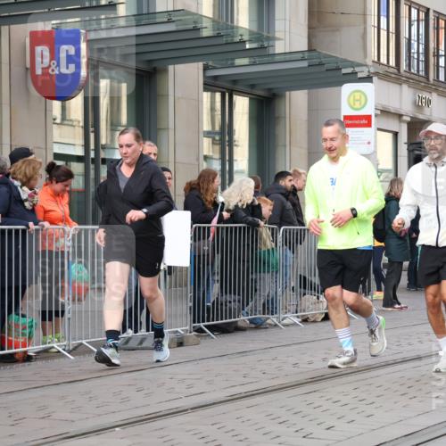 05.10.2025 - 20. swb-Marathon Bremen Strokosch-Dieckow http://msf.ph/oto/9280499 05.10.2025 11:17:13 Ziel 9805, 9869, 10312, 10465, 11008, 9805, 9869, 10312, 10465, 11008 meine-sportfotos.de