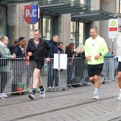 05.10.2025 - 20. swb-Marathon Bremen Strokosch-Dieckow http://msf.ph/oto/9280511 05.10.2025 11:17:13 Ziel 9805, 9869, 10312, 10465, 11008, 9805, 9869, 10312, 10465, 11008 meine-sportfotos.de
