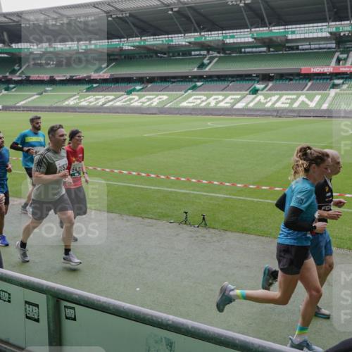 05.10.2025 - 20. swb-Marathon Bremen Michael Burmester http://msf.ph/oto/9280519 05.10.2025 13:03:16 Laufen im Stadion 227, 293, 375, 396, 527, 616, 721, 725, 764, 828, 1067, 1121, 1178, 1275, 1331, 1405, 1425, 1469, 1507, 1514, 1568, 1670, 1705, 1733, 1836, 1944, 2339, 2357, 2375, 2393, 2407, 2597, 2696, 2791, 2960, 2984, 3019, 3147, 3313, 3424, 4026, 4321, 4714, 4767, 4769, 4885, 5410, 5431, 5523, 5527, 5755, 5763, 5867, 5884, 6138, 6215, 6417, 6481, 6666, 7315, 7316, 7407, 7540, 7607, 7653, 8375, 8526, 8957, 97, 518, 729, 921, 1121, 1704, 2772, 2774, 3217, 3917, 4129, 4847 meine-sportfotos.de