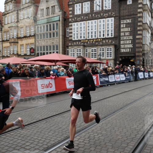 05.10.2025 - 20. swb-Marathon Bremen Yannick Fuchs http://msf.ph/oto/9280521 05.10.2025 12:53:59 Ziel 121, 482, 850 meine-sportfotos.de