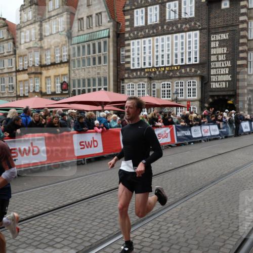 05.10.2025 - 20. swb-Marathon Bremen Yannick Fuchs http://msf.ph/oto/9280525 05.10.2025 12:53:59 Ziel 121, 482, 850 meine-sportfotos.de