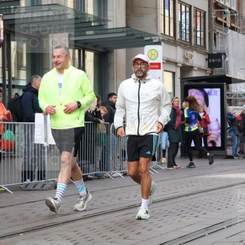 05.10.2025 - 20. swb-Marathon Bremen Strokosch-Dieckow http://msf.ph/oto/9280526 05.10.2025 11:17:14 Ziel 9805, 9869, 10312, 10465, 9805, 9869, 10312, 10465 meine-sportfotos.de