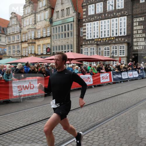 05.10.2025 - 20. swb-Marathon Bremen Yannick Fuchs http://msf.ph/oto/9280533 05.10.2025 12:54:00 Ziel 121, 482, 850 meine-sportfotos.de