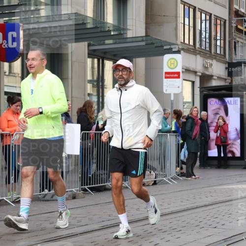 05.10.2025 - 20. swb-Marathon Bremen Strokosch-Dieckow http://msf.ph/oto/9280538 05.10.2025 11:17:14 Ziel 9805, 9869, 10312, 10465, 9805, 9869, 10312, 10465 meine-sportfotos.de