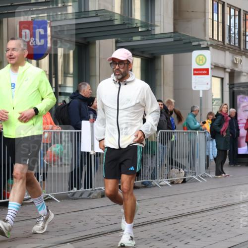 05.10.2025 - 20. swb-Marathon Bremen Strokosch-Dieckow http://msf.ph/oto/9280550 05.10.2025 11:17:14 Ziel 9805, 9869, 10312, 10465, 9805, 9869, 10312, 10465 meine-sportfotos.de