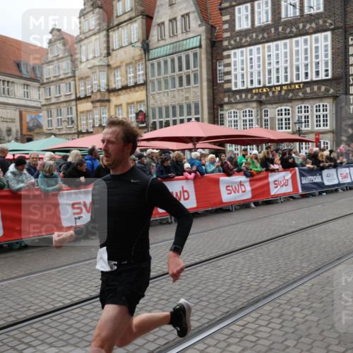 05.10.2025 - 20. swb-Marathon Bremen Yannick Fuchs http://msf.ph/oto/9280552 05.10.2025 12:54:00 Ziel 121, 482, 850 meine-sportfotos.de