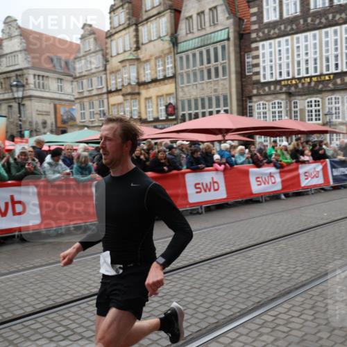 05.10.2025 - 20. swb-Marathon Bremen Yannick Fuchs http://msf.ph/oto/9280555 05.10.2025 12:54:00 Ziel 121, 482, 850 meine-sportfotos.de