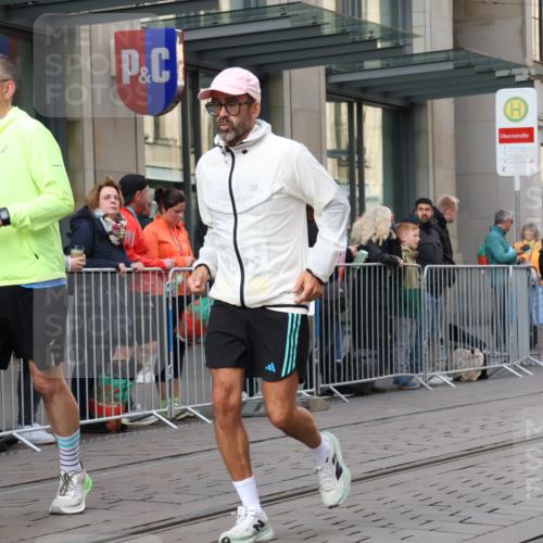 05.10.2025 - 20. swb-Marathon Bremen Strokosch-Dieckow http://msf.ph/oto/9280561 05.10.2025 11:17:15 Ziel 9805, 9869, 10312, 10465, 9805, 9869, 10312, 10465 meine-sportfotos.de