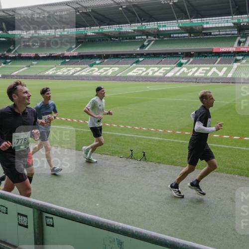 05.10.2025 - 20. swb-Marathon Bremen Michael Burmester http://msf.ph/oto/9280570 05.10.2025 13:03:21 Laufen im Stadion 227, 293, 375, 396, 527, 616, 721, 725, 764, 828, 958, 1067, 1178, 1275, 1331, 1405, 1425, 1469, 1507, 1514, 1568, 1670, 1705, 1836, 1944, 2016, 2339, 2357, 2375, 2393, 2407, 2567, 2597, 2696, 2791, 2960, 2984, 3019, 3147, 3313, 4026, 4321, 4714, 4767, 4769, 5410, 5431, 5523, 5527, 5755, 5763, 5867, 5884, 5966, 6138, 6215, 6414, 6417, 6447, 6481, 6666, 7315, 7316, 7407, 7540, 7607, 7653, 8375, 8526, 8957, 97, 518, 729, 921, 1121, 1704, 1733, 2393, 2772, 2774, 3424, 3917, 4129 meine-sportfotos.de