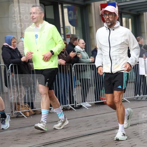 05.10.2025 - 20. swb-Marathon Bremen Strokosch-Dieckow http://msf.ph/oto/9280574 05.10.2025 11:17:15 Ziel 9805, 9869, 10312, 10465, 9805, 9869, 10312, 10465 meine-sportfotos.de