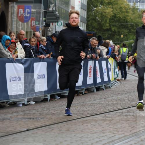 05.10.2025 - 20. swb-Marathon Bremen Strokosch-Dieckow http://msf.ph/oto/9280583 05.10.2025 11:14:31 Ziel 9861, 9970, 10292, 10722, 11072, 11139, 11473 meine-sportfotos.de