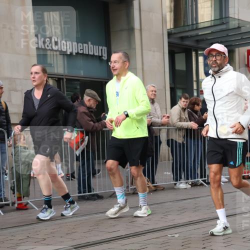 05.10.2025 - 20. swb-Marathon Bremen Strokosch-Dieckow http://msf.ph/oto/9280589 05.10.2025 11:17:15 Ziel 9805, 9869, 10312, 10465, 9805, 9869, 10312, 10465 meine-sportfotos.de