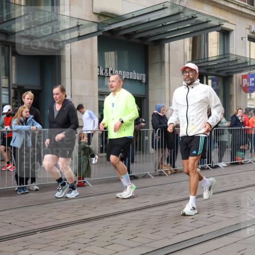 05.10.2025 - 20. swb-Marathon Bremen Strokosch-Dieckow http://msf.ph/oto/9280604 05.10.2025 11:17:16 Ziel 9805, 9869, 10312, 10465, 9805, 9869, 10312, 10465 meine-sportfotos.de