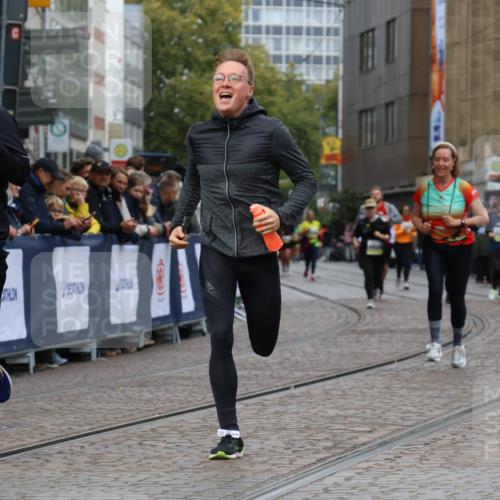 05.10.2025 - 20. swb-Marathon Bremen Strokosch-Dieckow http://msf.ph/oto/9280614 05.10.2025 11:14:32 Ziel 9861, 9970, 10292, 10722, 11072, 11139, 11473 meine-sportfotos.de