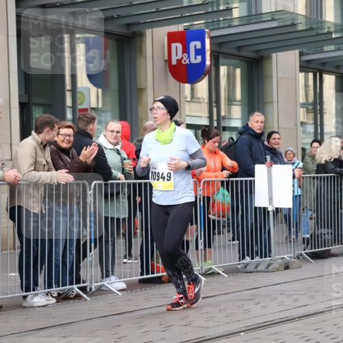 05.10.2025 - 20. swb-Marathon Bremen Strokosch-Dieckow http://msf.ph/oto/9280619 05.10.2025 11:17:25 Ziel 9869, 10312, 10465, 10949, 9869, 10312, 10465, 10949 meine-sportfotos.de