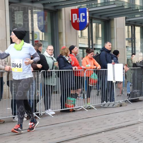 05.10.2025 - 20. swb-Marathon Bremen Strokosch-Dieckow http://msf.ph/oto/9280634 05.10.2025 11:17:26 Ziel 9869, 10312, 10465, 10949, 9869, 10312, 10465, 10949 meine-sportfotos.de