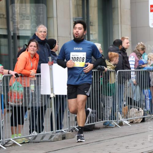 05.10.2025 - 20. swb-Marathon Bremen Strokosch-Dieckow http://msf.ph/oto/9280646 05.10.2025 11:17:42 Ziel 10808, 10949, 11082, 10808, 10949, 11082 meine-sportfotos.de