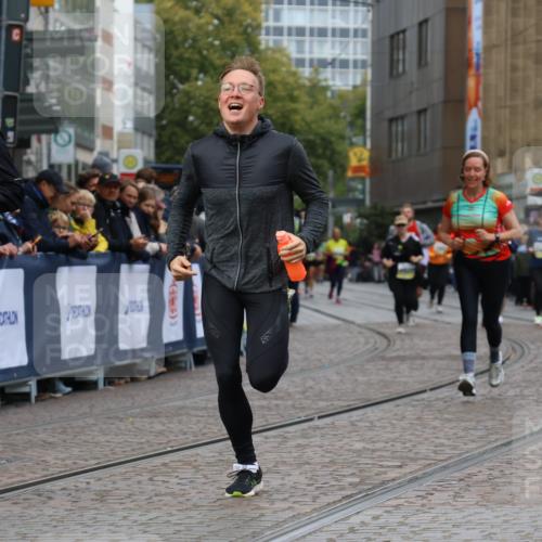 05.10.2025 - 20. swb-Marathon Bremen Strokosch-Dieckow http://msf.ph/oto/9280647 05.10.2025 11:14:32 Ziel 9861, 9970, 10292, 10722, 11072, 11139, 11473 meine-sportfotos.de