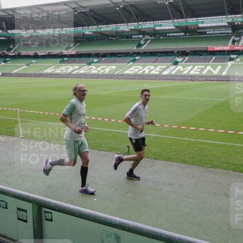 05.10.2025 - 20. swb-Marathon Bremen Michael Burmester http://msf.ph/oto/9280653 05.10.2025 13:03:30 Laufen im Stadion 227, 375, 396, 527, 616, 725, 764, 958, 1067, 1178, 1275, 1331, 1336, 1425, 1469, 1507, 1514, 1568, 1670, 1705, 1836, 2016, 2339, 2357, 2375, 2407, 2567, 2597, 2696, 2791, 2960, 2984, 3019, 3037, 3147, 3313, 4026, 4321, 4528, 4767, 4769, 5162, 5236, 5410, 5431, 5489, 5523, 5527, 5763, 5867, 5884, 5966, 6138, 6145, 6215, 6414, 6417, 6447, 6481, 6529, 6666, 7315, 7316, 7407, 7540, 7607, 7653, 8375, 8526, 97, 293, 518, 721, 1121, 1704, 1733, 2393, 2772, 3424, 3917 meine-sportfotos.de